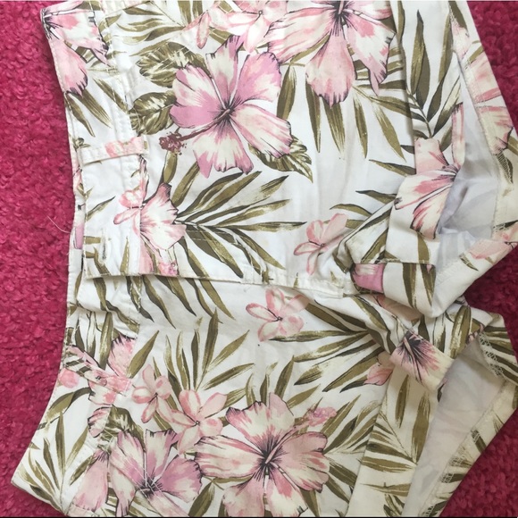 Hawaiian flower print shorts - Picture 1 of 4
